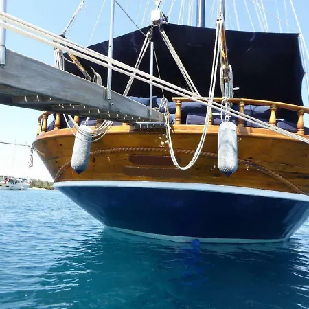 Hotel en barco Boat The Umoja Experience