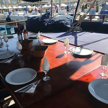 Hotel en barco Boat The Umoja Experience *