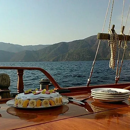 Boat The Umoja Experience *